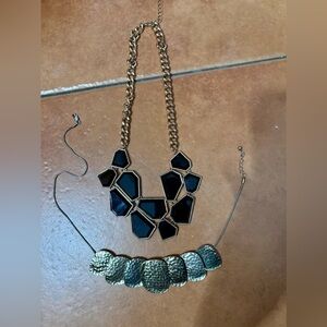 Black & Gold Vintage Statement Necklace. Gold hammered disc necklace. Great cond